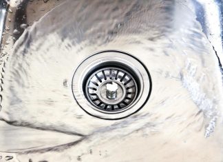 Zaboravite na vodoinstalatera: Sipajte JEDAN SASTOJAK u odvod pre spavanja i više nikada nećete zvati majstora! Zaboravite na vodoinstalatera: Sipajte so u odvod pre spavanja i više nikada nećete zvati majstora! - featured image