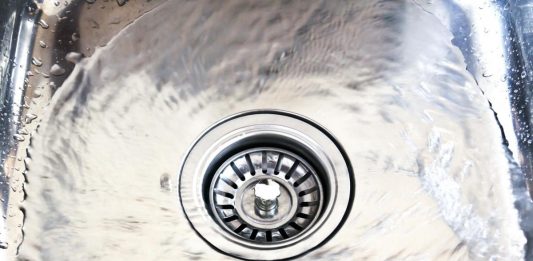 Zaboravite na vodoinstalatera: Sipajte JEDAN SASTOJAK u odvod pre spavanja i više nikada nećete zvati majstora! Zaboravite na vodoinstalatera: Sipajte so u odvod pre spavanja i više nikada nećete zvati majstora! - featured image