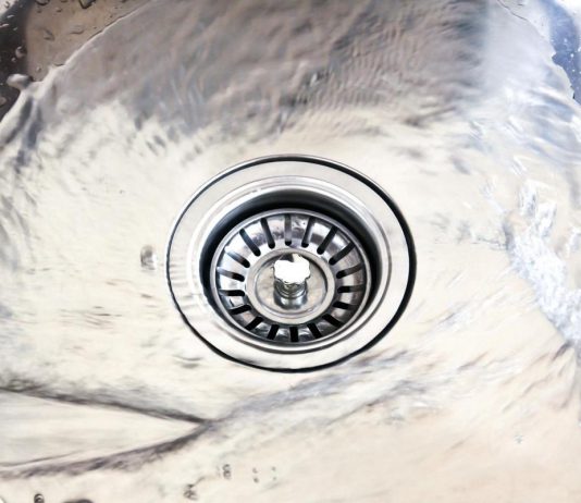 Zaboravite na vodoinstalatera: Sipajte so u odvod pre spavanja i više nikada nećete zvati majstora! Zaboravite na vodoinstalatera: Sipajte so u odvod pre spavanja i više nikada nećete zvati majstora! - featured image