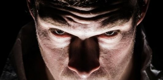 Ovih pet rečenica nepogrešivo otkrivaju svakog manipulatora: Ko zna, možda ih čujete i kod sebe (Obratite pažnju na broj 2) Ovih pet rečenica nepogrešivo otkrivaju svakog manipulatora: Ko zna, možda ih čujete i kod sebe - featured image