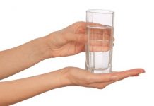 Svi je pijemo, a ne znamo šta se dešava: Evo šta čaša tople vode na prazan stomak zapravo radi vašim organima Svi je pijemo, a ne znamo šta se dešava: Evo šta čaša tople vode na prazan stomak zapravo radi vašim organima - featured image