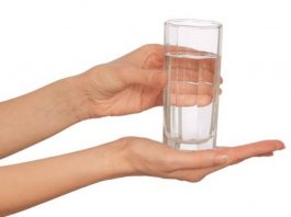 Svi je pijemo, a ne znamo šta se dešava: Evo šta čaša tople vode na prazan stomak zapravo radi vašim organima Svi je pijemo, a ne znamo šta se dešava: Evo šta čaša tople vode na prazan stomak zapravo radi vašim organima - featured image