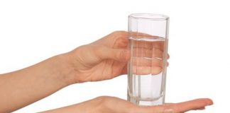 Svi je pijemo, a ne znamo šta se dešava: Evo šta čaša tople vode na prazan stomak zapravo radi vašim organima Svi je pijemo, a ne znamo šta se dešava: Evo šta čaša tople vode na prazan stomak zapravo radi vašim organima - featured image