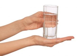 Svi je pijemo, a ne znamo šta se dešava: Evo šta čaša tople vode na prazan stomak zapravo radi vašim organima Svi je pijemo, a ne znamo šta se dešava: Evo šta čaša tople vode na prazan stomak zapravo radi vašim organima - featured image