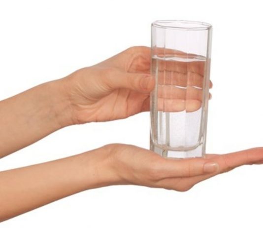 Svi je pijemo, a ne znamo šta se dešava: Evo šta čaša tople vode na prazan stomak zapravo radi vašim organima Svi je pijemo, a ne znamo šta se dešava: Evo šta čaša tople vode na prazan stomak zapravo radi vašim organima - featured image