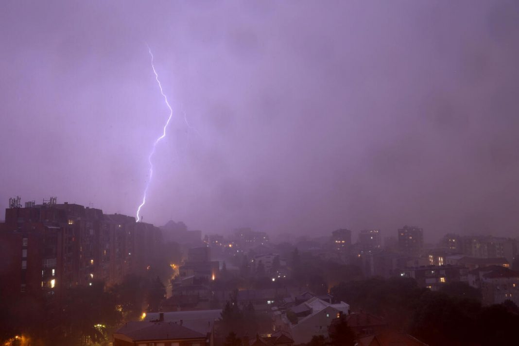 Strašno nevreme stiže u Srbiju, olujni udari biće oko 120 km/h: Jedan grad najugroženiji, prete mu orkanski udari! - featured image
