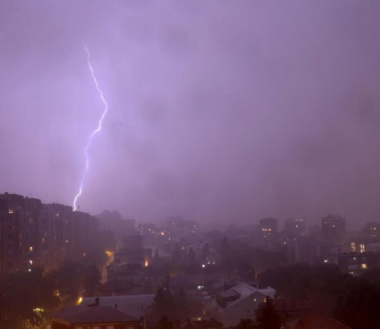 Strašno nevreme stiže u Srbiju, olujni udari biće oko 120 km/h: Jedan grad najugroženiji, prete mu orkanski udari! Strašno nevreme stiže u Srbiju, olujni udari biće oko 120 km/h: Jedan grad najugroženiji, prete mu orkanski udari! - featured image