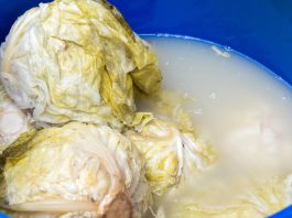 Pojavila vam se pena u buretu s kiselim kupusom? Dodajte samo jedan sastojak i trajaće vam do leta Pojavila vam se pena u buretu s kiselim kupusom? Dodajte samo jedan sastojak i trajaće vam do leta - featured image