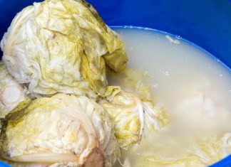 Pojavila vam se pena u buretu s kiselim kupusom? Dodajte samo jedan sastojak i trajaće vam do leta Pojavila vam se pena u buretu s kiselim kupusom? Dodajte samo jedan sastojak i trajaće vam do leta - featured image