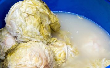 Pojavila vam se pena u buretu s kiselim kupusom? Dodajte samo jedan sastojak i trajaće vam do leta Pojavila vam se pena u buretu s kiselim kupusom? Dodajte samo jedan sastojak i trajaće vam do leta - featured image