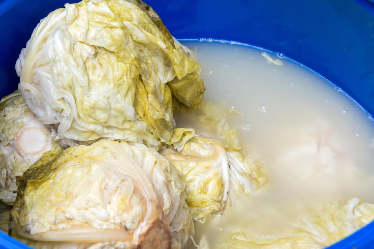 Pojavila vam se pena u buretu s kiselim kupusom? Dodajte samo jedan sastojak i trajaće vam do leta - featured image Pojavila vam se pena u buretu s kiselim kupusom? Dodajte samo jedan sastojak i trajaće vam do leta - featured image