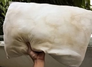 Nikada se ne bi sjetili: Sve fleke sa jastuka skida jedno sredstvo koje svi imamo u kući Nikada se ne bi sjetili: Sve fleke sa odjeće skida jedno sredstvo koje svi imamo u kući - featured image