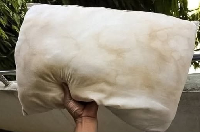 Nikada se ne bi sjetili: Sve fleke sa odjeće skida jedno sredstvo koje svi imamo u kući - featured image Nikada se ne bi sjetili: Sve fleke sa odjeće skida jedno sredstvo koje svi imamo u kući - featured image