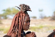 Devojčice maloletne stupaju u brak, žene se nude gostu u krevet kao poklon: Iza slike prelepog plemena krije se užasna priča Devojčice maloletne stupaju u brak, žene se nude gostu u krevet kao poklon: Iza slike prelepog plemena krije se užasna priča - featured image