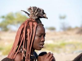 Devojčice maloletne stupaju u brak, žene se nude gostu u krevet kao poklon: Iza slike prelepog plemena krije se užasna priča Devojčice maloletne stupaju u brak, žene se nude gostu u krevet kao poklon: Iza slike prelepog plemena krije se užasna priča - featured image