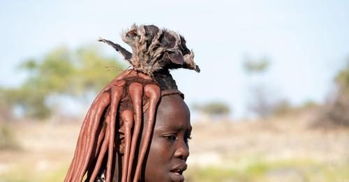 Devojčice maloletne stupaju u brak, žene se nude gostu u krevet kao poklon: Iza slike prelepog plemena krije se užasna priča Devojčice maloletne stupaju u brak, žene se nude gostu u krevet kao poklon: Iza slike prelepog plemena krije se užasna priča - featured image