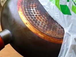 Samo stavite staru, prljavu tavu u plastičnu vrećicu: Zagoreli ostaci će se otopiti u trenu! Samo stavite staru, prljavu tavu u plastičnu vrećicu: Zagoreli ostaci će se otopiti u trenu! - featured image