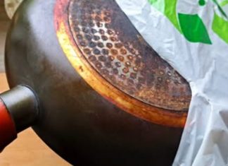 Samo stavite staru, prljavu tavu u plastičnu vrećicu: Zagoreli ostaci će se otopiti u trenu! Samo stavite staru, prljavu tavu u plastičnu vrećicu: Zagoreli ostaci će se otopiti u trenu! - featured image