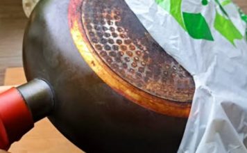 Samo stavite staru, prljavu tavu u plastičnu vrećicu: Zagoreli ostaci će se otopiti u trenu! Samo stavite staru, prljavu tavu u plastičnu vrećicu: Zagoreli ostaci će se otopiti u trenu! - featured image