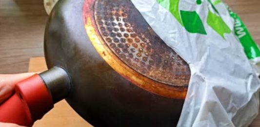 Samo stavite staru, prljavu tavu u plastičnu vrećicu: Zagoreli ostaci će se otopiti u trenu! Samo stavite staru, prljavu tavu u plastičnu vrećicu: Zagoreli ostaci će se otopiti u trenu! - featured image