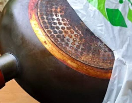 Samo stavite staru, prljavu tavu u plastičnu vrećicu: Zagoreli ostaci će se otopiti u trenu! Samo stavite staru, prljavu tavu u plastičnu vrećicu: Zagoreli ostaci će se otopiti u trenu! - featured image