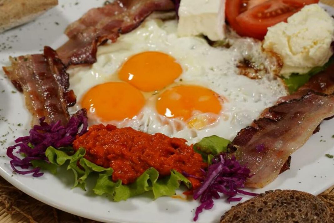 Holesterol se ne dobija od jaja i slanine, već od ove 2 stvari: Razaraju jetru i stvaraju masnoću - featured image Holesterol se ne dobija od jaja i slanine, već od ove 2 stvari: Razaraju jetru i stvaraju masnoću - featured image