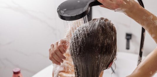 Kad oprati kosu posle farbanja? Ako to uradite prerano, biće neravnomerna, bleda i beživotna – a pare i trud bačeni Kad oprati kosu posle farbanja? Ako to uradite prerano, biće neravnomerna, bleda i beživotna – a pare i trud bačeni - featured image