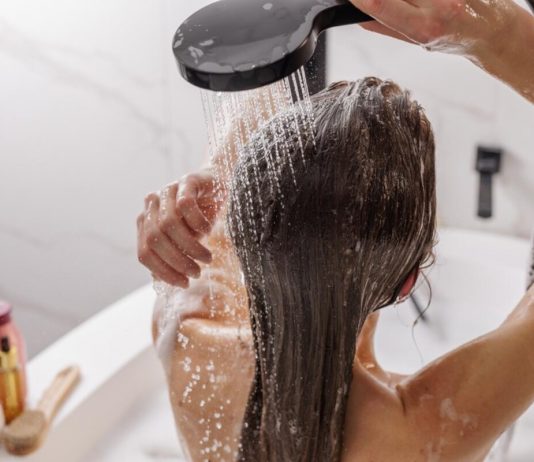 Kad oprati kosu posle farbanja? Ako to uradite prerano, biće neravnomerna, bleda i beživotna – a pare i trud bačeni Kad oprati kosu posle farbanja? Ako to uradite prerano, biće neravnomerna, bleda i beživotna – a pare i trud bačeni - featured image