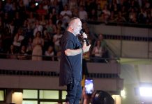 “Koliko ovde ima Srba?”: Toni Cetinski prekinuo koncert u Ljubljani, publika odmah reagovala "Koliko ovde ima Srba?": Toni Cetinski prekinuo koncert u Ljubljani, publika odmah reagovala - featured image