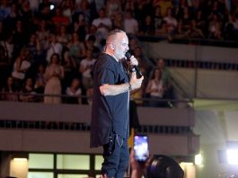 “Koliko ovde ima Srba?”: Toni Cetinski prekinuo koncert u Ljubljani, publika odmah reagovala "Koliko ovde ima Srba?": Toni Cetinski prekinuo koncert u Ljubljani, publika odmah reagovala - featured image