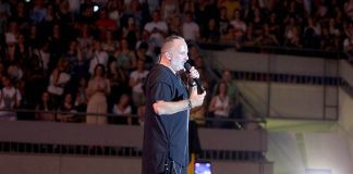 “Koliko ovde ima Srba?”: Toni Cetinski prekinuo koncert u Ljubljani, publika odmah reagovala "Koliko ovde ima Srba?": Toni Cetinski prekinuo koncert u Ljubljani, publika odmah reagovala - featured image