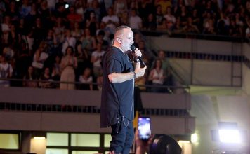 “Koliko ovde ima Srba?”: Toni Cetinski prekinuo koncert u Ljubljani, publika odmah reagovala "Koliko ovde ima Srba?": Toni Cetinski prekinuo koncert u Ljubljani, publika odmah reagovala - featured image