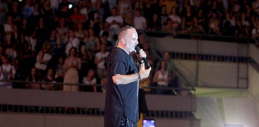 “Koliko ovde ima Srba?”: Toni Cetinski prekinuo koncert u Ljubljani, publika odmah reagovala "Koliko ovde ima Srba?": Toni Cetinski prekinuo koncert u Ljubljani, publika odmah reagovala - featured image