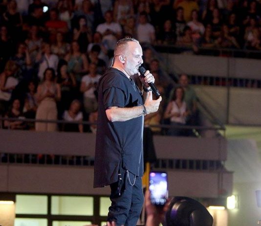 “Koliko ovde ima Srba?”: Toni Cetinski prekinuo koncert u Ljubljani, publika odmah reagovala "Koliko ovde ima Srba?": Toni Cetinski prekinuo koncert u Ljubljani, publika odmah reagovala - featured image