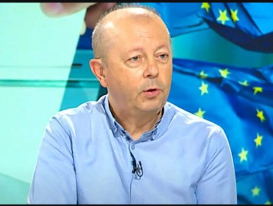 Ljudi misle da im je pao pritisak, a ustvari srce je stalo na trenutak: Srpski kardiolog otkrio šta prvo da uradite kad preskače i lupa Ljudi misle da im je pao pritisak, a ustvari srce je stalo na trenutak: Srpski kardiolog otkrio šta prvo da uradite kad preskače i lupa - featured image