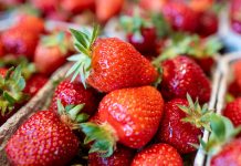 OVO JE NAJVEĆA PREVARA SA JAGODAMA KOJU VAM PODMEĆU NA PIJACAMA: Ako vidite ovo na dnu gajbice, bežite od te tezge OVO JE NAJVEĆA PREVARA SA JAGODAMA KOJU VAM PODMEĆU NA PIJACAMA: Ako vidite ovo na dnu gajbice, bežite od te tezge - featured image