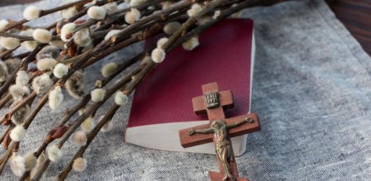 5 običaja i verovanja na Veliku subotu: Među njima je i – učini dobro delo i dobrim će ti se vratiti! 5 običaja i verovanja na Veliku subotu: Među njima je i – učini dobro delo i dobrim će ti se vratiti! - featured image