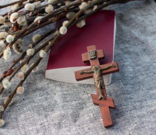 5 običaja i verovanja na Veliku subotu: Među njima je i – učini dobro delo i dobrim će ti se vratiti! 5 običaja i verovanja na Veliku subotu: Među njima je i – učini dobro delo i dobrim će ti se vratiti! - featured image