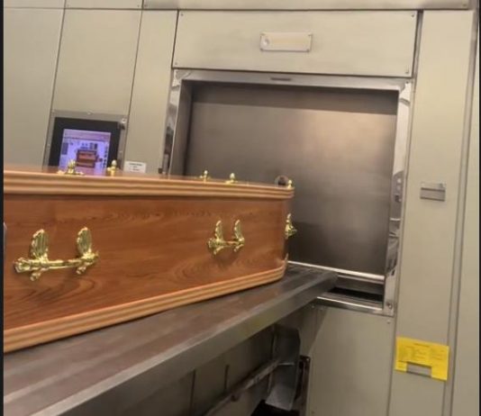 Pogrebnik otkrio jezivu istinu o kremaciji: “Evo šta se stvarno dešava s telom pokojnika u krematorijumu” Pogrebnik otkrio jezivu istinu o kremaciji: "Evo šta se stvarno dešava s telom pokojnika u krematorijumu" - featured image