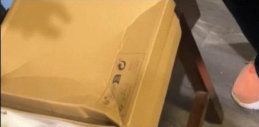 Žena naručila papuče preko Temu-a, kada su joj stigle, umelo nije doživela šlog! Prevrnula se na glavu kada je… Žena naručila papuče preko Temu-a, kada su joj stigle, umelo nije doživela šlog! Prevrnula se na glavu kada je… - featured image