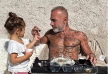 Ima 57 godina, a izgleda kao da je u cvetu mladosti: Neguje se sa 150 krema, 28 godina mlađa je pala u nesvest kad ga je srela Ima 57 godina, a izgleda kao da je u cvetu mladosti: Neguje se sa 150 krema, 28 godina mlađa je pala u nesvest kad ga je srela - featured image