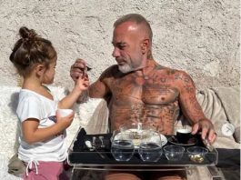 Ima 57 godina, a izgleda kao da je u cvetu mladosti: Neguje se sa 150 krema, 28 godina mlađa je pala u nesvest kad ga je srela Ima 57 godina, a izgleda kao da je u cvetu mladosti: Neguje se sa 150 krema, 28 godina mlađa je pala u nesvest kad ga je srela - featured image