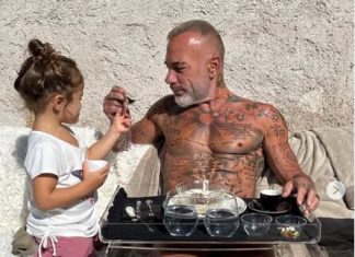 Ima 57 godina, a izgleda kao da je u cvetu mladosti: Neguje se sa 150 krema, 28 godina mlađa je pala u nesvest kad ga je srela Ima 57 godina, a izgleda kao da je u cvetu mladosti: Neguje se sa 150 krema, 28 godina mlađa je pala u nesvest kad ga je srela - featured image