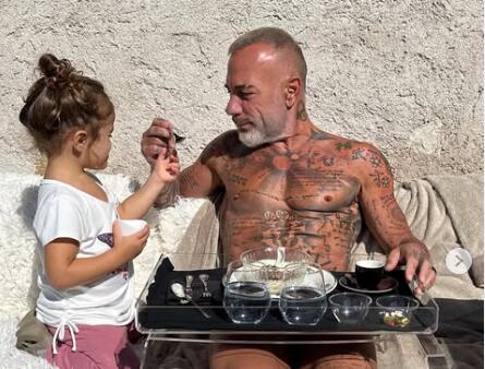 Ima 57 godina, a izgleda kao da je u cvetu mladosti: Neguje se sa 150 krema, 28 godina mlađa je pala u nesvest kad ga je srela Ima 57 godina, a izgleda kao da je u cvetu mladosti: Neguje se sa 150 krema, 28 godina mlađa je pala u nesvest kad ga je srela - featured image