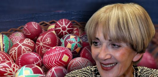 “Moja majka Grozdana uvek je ovako farbala jaja”, čuvena Lokica podelila porodični trik za savršena vaskršnja jaja "Moja majka Grozdana uvek je ovako farbala jaja", čuvena Lokica podelila porodični trik za savršena vaskršnja jaja - featured image