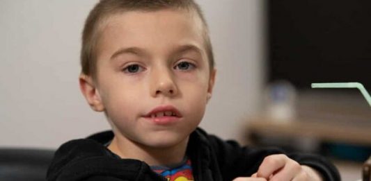 RANI ZNACI AUTIZMA K0JE R0DITELJI ČESTO ZANEMARUJU: Prvi simptomi vide se već pri odlasku na spavanje i tokom obroka RANI ZNACI AUTIZMA K0JE R0DITELJI ČESTO ZANEMARUJU: Prvi simptomi vide se već pri odlasku na spavanje i tokom obroka - featured image