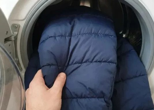 Kako oprati zimsku jaknu u mašini? Dodajte samo 1 stvar u bubanj i izgledaće kao nova Kako oprati zimsku jaknu u mašini? Dodajte samo 1 stvar u bubanj i izgledaće kao nova - featured image