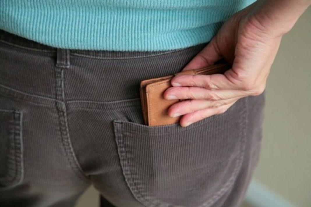 Jedna grupa ljudi u Srbiji dobija 65.000 na račune: Odmah proverite da li ste na spisku - featured image Jedna grupa ljudi u Srbiji dobija 65.000 na račune: Odmah proverite da li ste na spisku - featured image
