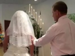 SKANDAL EPSKIH RAZMERA NA SVADBI KOD KRALJEVA Kum uzeo da drži zdravicu, pa FRAPIRAO SVATOVE: Mlada BRIZNULA U PLAČ SKANDAL EPSKIH RAZMERA NA SVADBI KOD KRALJEVA Kum uzeo da drži zdravicu, pa FRAPIRAO SVATOVE: Mlada BRIZNULA U PLAČ - featured image
