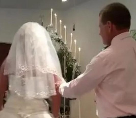 SKANDAL EPSKIH RAZMERA NA SVADBI KOD KRALJEVA Kum uzeo da drži zdravicu, pa FRAPIRAO SVATOVE: Mlada BRIZNULA U PLAČ SKANDAL EPSKIH RAZMERA NA SVADBI KOD KRALJEVA Kum uzeo da drži zdravicu, pa FRAPIRAO SVATOVE: Mlada BRIZNULA U PLAČ - featured image